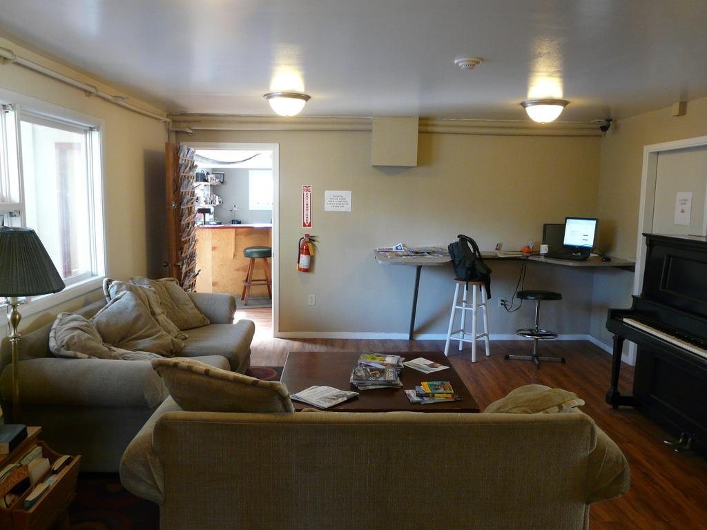 Bent Prop Inn & Hostel Of Alaska - Downtown Anchorage Extérieur photo
